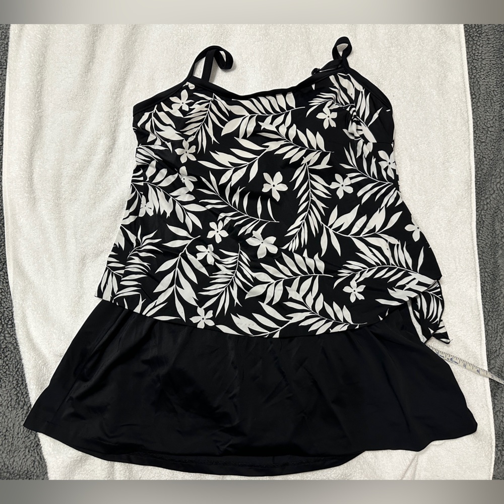 Women’s 18W swim dress by Via Marina black and white